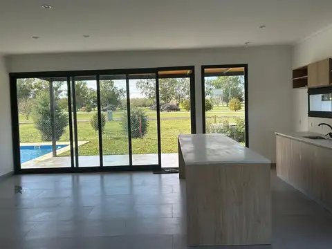 Casa en Venta con 3 cocheras