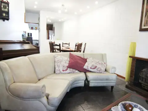 Casa 6 ambientes con 2 baños