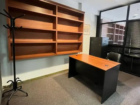 ALQUILER DE OFICINA 4 AMBIENTES AMOBLADO Y EQUIPADO EN MICROCENTRO