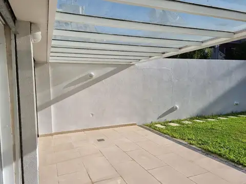 VENTA - CASA LOTE PROPIO - JARDÍN - PILETA - CON RENTA - BELGRANO R