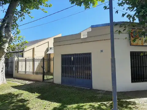Excelente propiedad en Granadero Baigorria, en barrio Centro, propiedad mas 2 locales comerciales