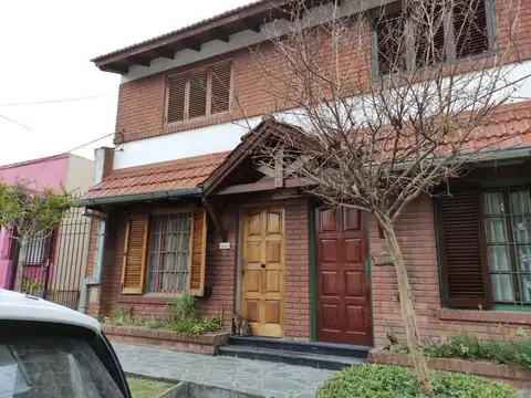 Casa  en Venta ubicado en Castelar, Morón, G.B.A. Zona Oeste - AMA0157_LP545279_8