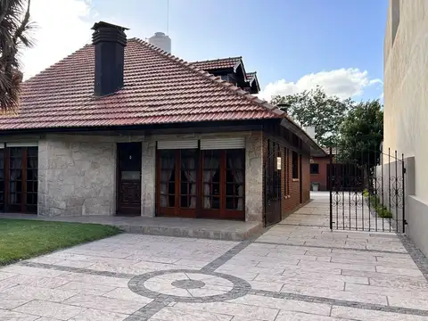 VENTA CHALET 6 AMBIENTES CON PARQUE Y QUINCHO