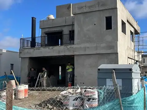 Casa en Santa Elisa, sobre lote interno
