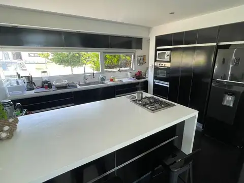 CASA DE SEIS AMBIENTES EN ARENAS DEL SUR