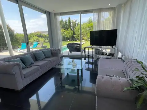 Casa en Venta con 2 cocheras