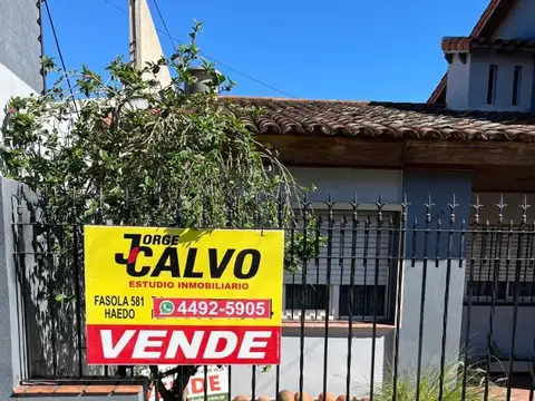 Chalet en 2 plantas, 4 amb. con fondo.  Excelente Ubicación