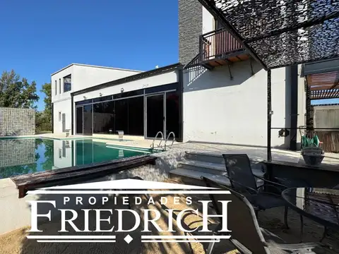 Casa 7 ambientes con 8 baños