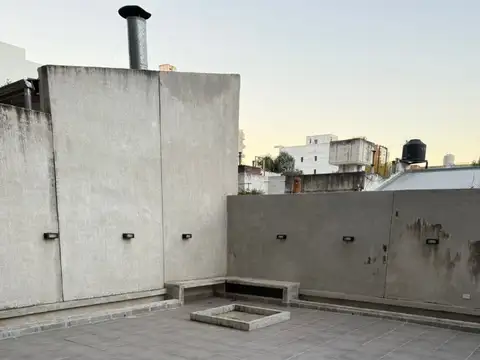 Excelente unidad de dos dormitorios, patio exclusivo, 1 cochera