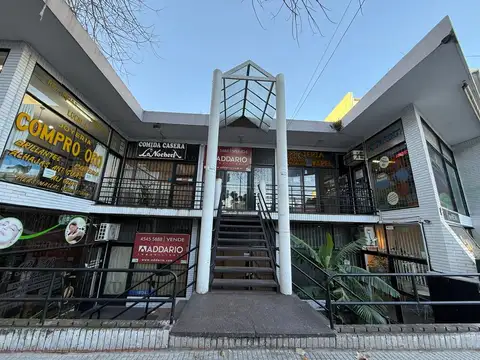 Venta| Local en galería al frente sobre avenida de 45m2. Excelente ubicación | Saavedra