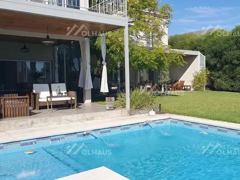 Casa 5 ambientes con 4 baños