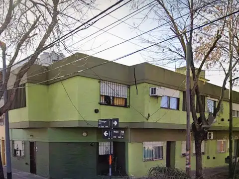 Departamento dos ambientes, PB con patio a 3 cuadras estación Chilavert