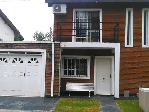 APTO CREDITO VENTA Duplex de dos dormitorios con jardin y cochera en Condominio en Pilar!