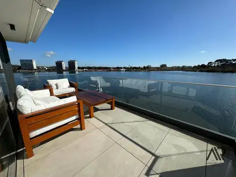 Casa en Alquiler con 2 cocheras