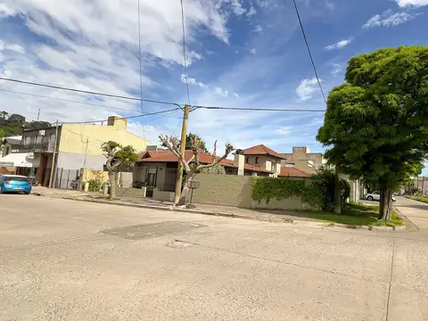 Casa 7 ambientes con 2 baños