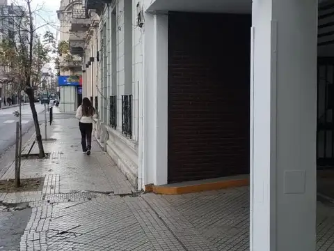 Cochera en  Laprida  al 1300, planta baja muy comoda, frente colegi Cristo Rey.