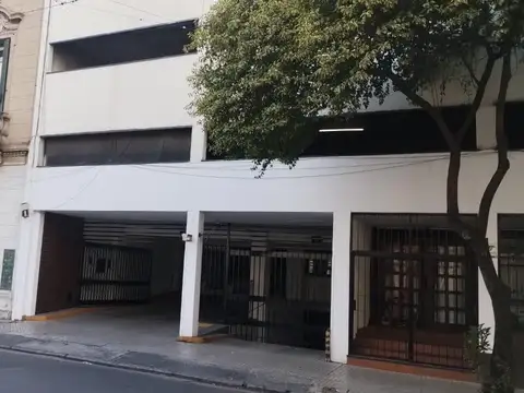 Cochera en  Laprida  al 1300, planta baja muy comoda, frente colegi Cristo Rey.