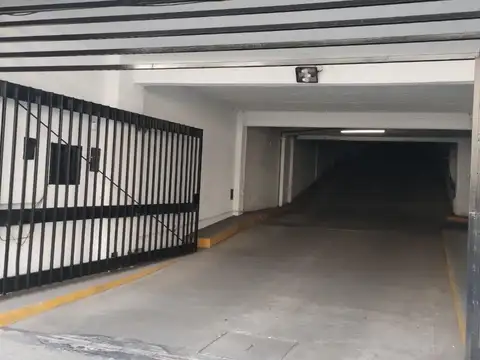 Cochera en  Laprida  al 1300, planta baja muy comoda, frente colegi Cristo Rey.