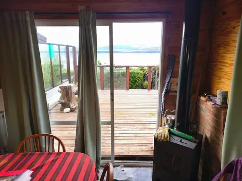 EXCELENTE LOTE CON 3 CASAS CON COSTA DE LAGO