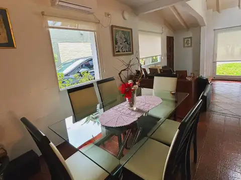 Casa en venta - 3 Dormitorios 2 Baños - Cochera - Berazategui