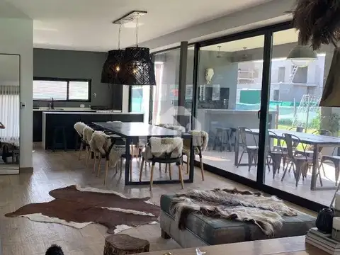 Casa en Venta con 2 cocheras