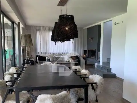 Casa 4 ambientes con 4 baños