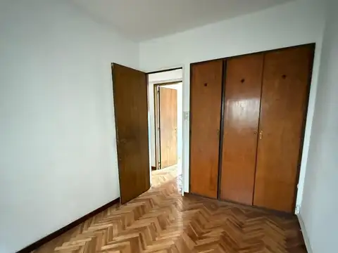 VENTA DEPARTAMENTO EN CHACARITA  3 AMBIENTES Y DEPENDENCIA CON BAÑO Y TOILETTE