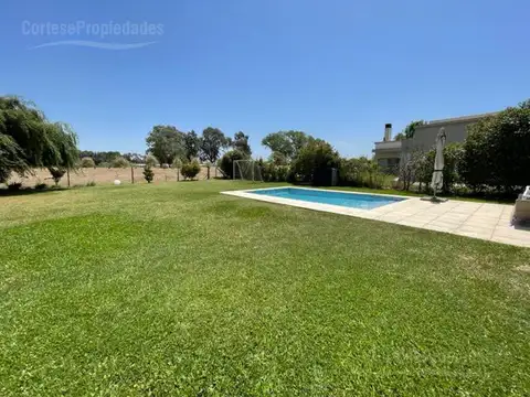 Casa en Venta con 3 cocheras