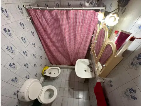 Casa 3 Ambientes En Esquina  Parque Luro