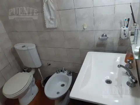 Casa 8 ambientes con 2 baños