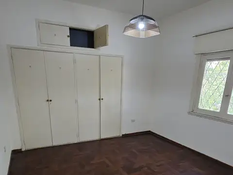 Amplisimo dpto 2 amb. al frente, 1º x Escalera a metros de Rivadavia. Bajas exp.