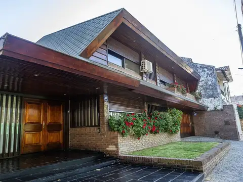 IMPONENTE CHALET 7 AMB EN PUNTA CHICA CON PILETA