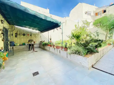 Casa Lote Propio. 5 amb c/garage. Jardín con parrilla. Flores