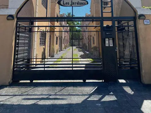 Triplex en venta en complejo "Los Jardines"