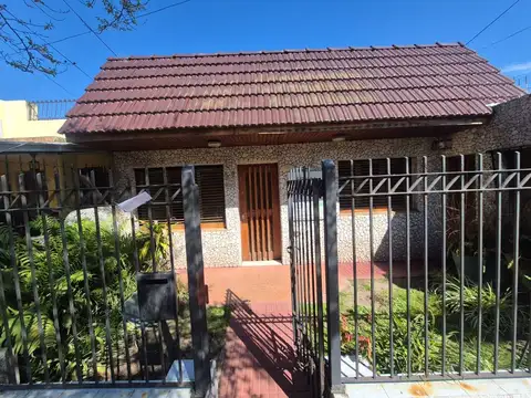 CASA 3 AMBIENTES EN VENTA  EN EL CENTRO DE GLEW