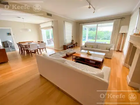 Casa en venta de cuatro dormitorios con piscina en Abril Country Club, Hudson.