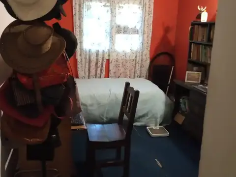 Casa 4 ambientes con jardín, galería con parrilla y entrada para 2 autos. 2 baños.