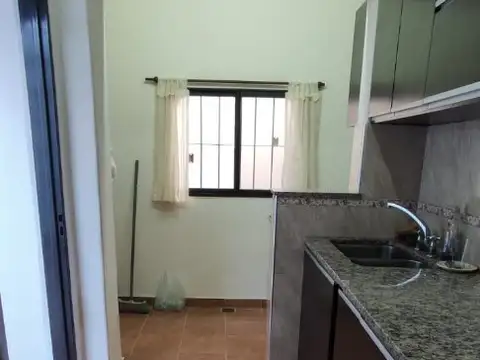 HERMOSA CASA 2 DORM. POSIBILIDAD COCHERA, PATIO EN ESQUINA