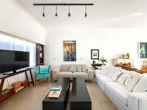 Casa en Venta de 2 Plantas en La Lucila, Con Patio y Pileta