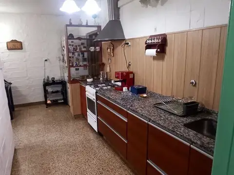CASA 4 AMB EN VENTA C/ QUINCHO Y PILETA LONGCHAMPS