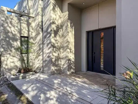 Casa 9 ambientes con 6 baños