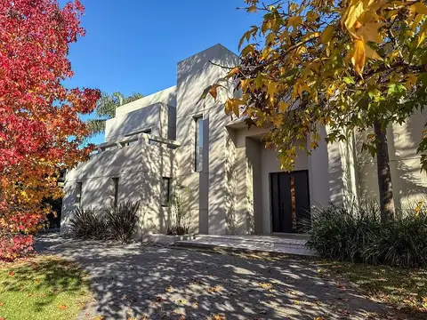 Excelente casa en venta en San Jorge Village.