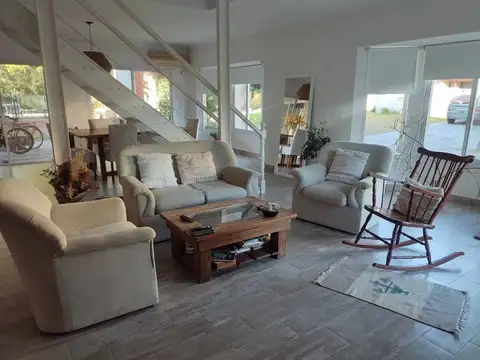 Casa 6 ambientes con 2 baños