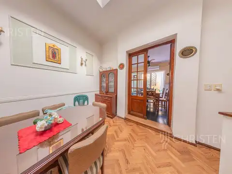 Casa de categoría en venta. 3/4 dormitorios, 2 cocheras. Barrio Centro Santa Fe