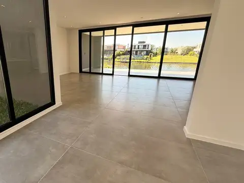 Casa en Venta con 3 cocheras