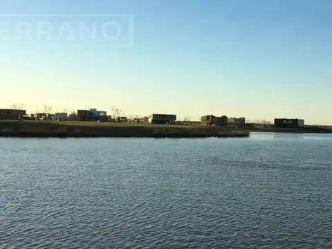 AFG Lote con fondo al Rio con tablestacado de hormigón en El Barrio Náutico Naudir