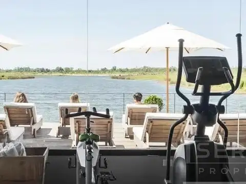 Lote con fondo al Rio con tablestacado de hormigón en El Barrio Náutico Naudir
