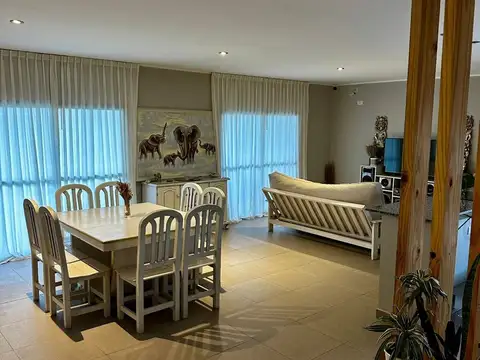 Casa 4 ambientes con 2 baños