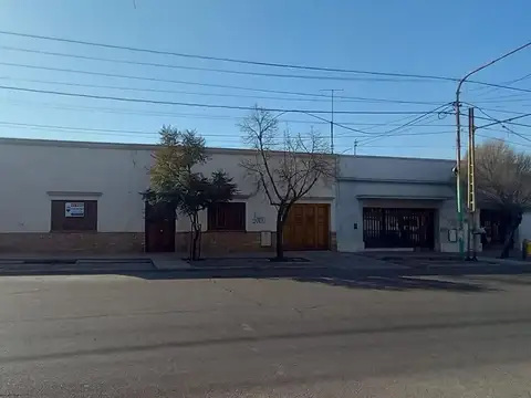 Casa 8 ambientes con 2 baños