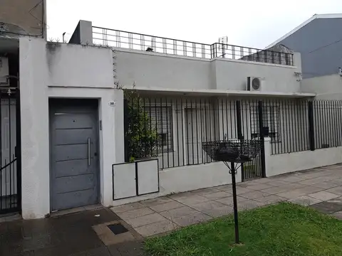 CASA EN CONTRA FRENTE 4 AMB - PATIO TERRAZA y QUINCHO - 2 BAÑOS